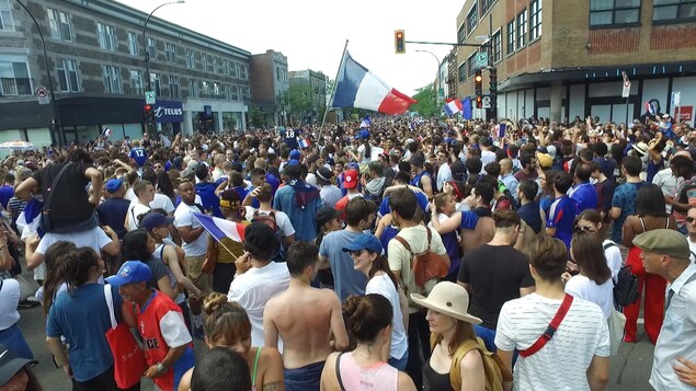 Une foule avec des drapeaux bleu-blanc-rouge massée sur la rue Saint-Denis Une foule avec des drapeaux bleu-blanc-rouge massée sur la rue Saint-Denis