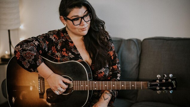 Une chanteuse autochtone avec sa guitare