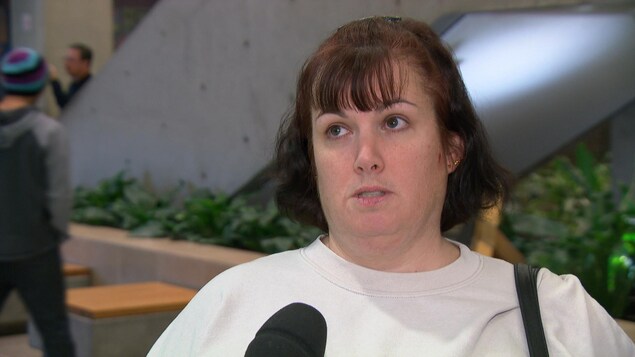 Céline Fréchette répond aux questions d'une journaliste au palais de justice de Gatineau. Céline Fréchette répond aux questions d'une journaliste au palais de justice de Gatineau.
