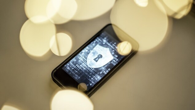 Un cellulaire affiche un bouclier muni d'une serrure de sécurité.