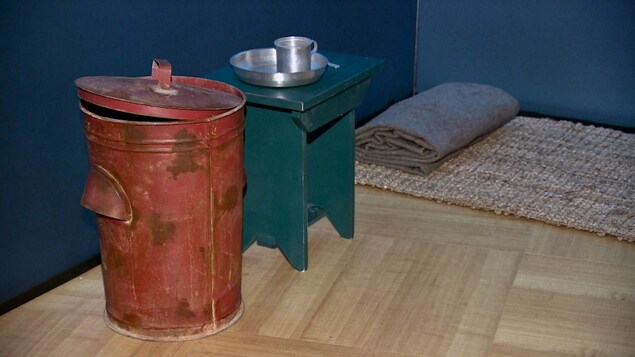 Une poubelle rouge, une petite table et un matelas au sol : ce que Nelson Mandela avait dans sa cellule. Une poubelle rouge, une petite table et un matelas au sol : ce que Nelson Mandela avait dans sa cellule.