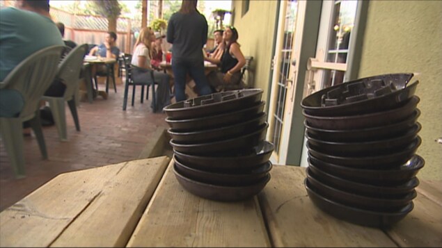 Des cendriers empilés sur une table d'une terrasse. Des cendriers empilés sur une table d'une terrasse.