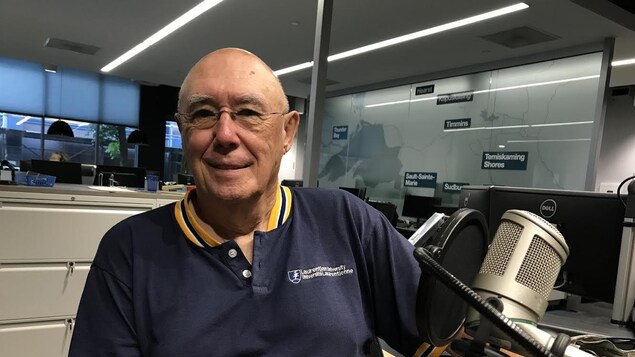 Donald Dennie en studio à Radio-Canada à Sudbury.