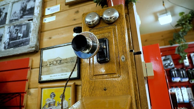 Un vieux téléphone sur le mur du magasin.