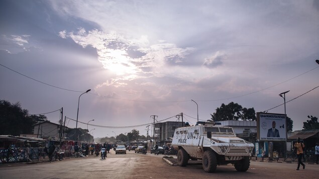 Un véhicule de la Mission des Nations unies en Centrafrique sous un ciel nuageux.