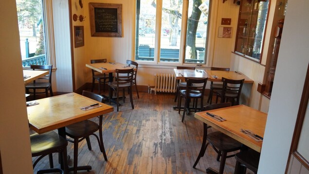 Des tables attendent les clients dans une salle du restaurant Central Café à Rimouski. 