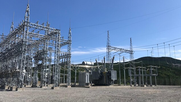 L'électricité produite par les éoliennes est transférée au réseau d'Hydro-Québec par cette centrale électrique. L'électricité produite par les éoliennes est transférée au réseau d'Hydro-Québec par cette centrale électrique.