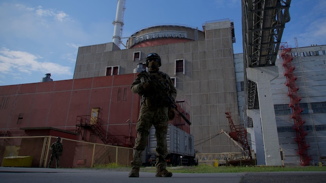 Un militaire russe monte la garde à l'extérieur du deuxième réacteur de la centrale nucléaire de Zaporijia.