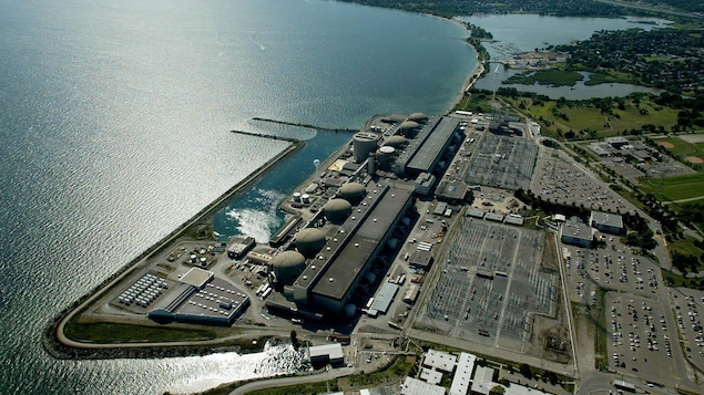 Photo aérienne de la centrale sur le bord du lac Ontario