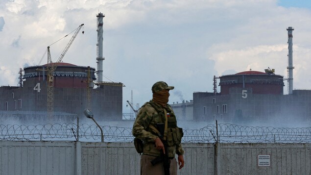 Un militaire armé devant les barrières de la centrale nucléaire de Zaporijjia.