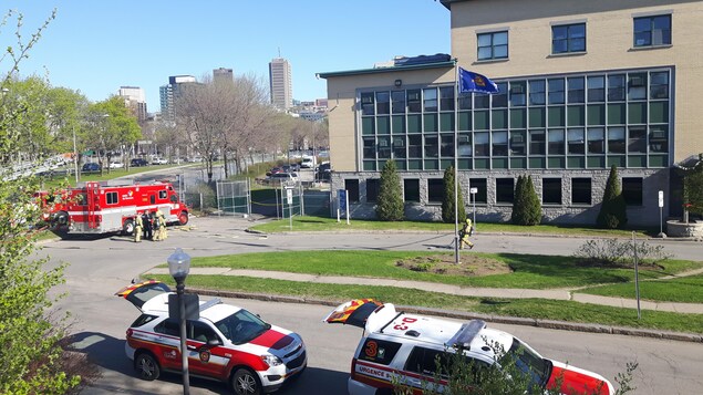 Une opération est en cours en raison d'une substance non identifiée. Une opération est en cours en raison d'une substance non identifiée.