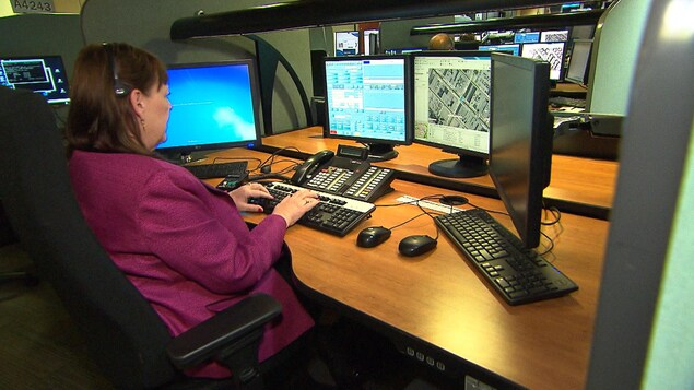 Une répartitrice à la centrale 911 du SPVM.