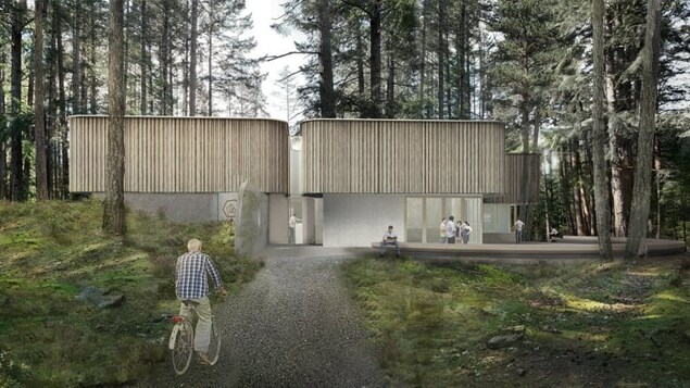Un bâtiment entouré de visiteurs dans une forêt.