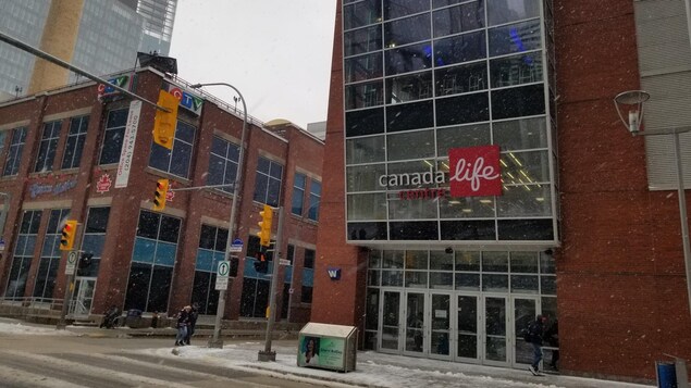 Le Centre Canada Life, au centre-ville de Winnipeg, durant l'hiver 2022.