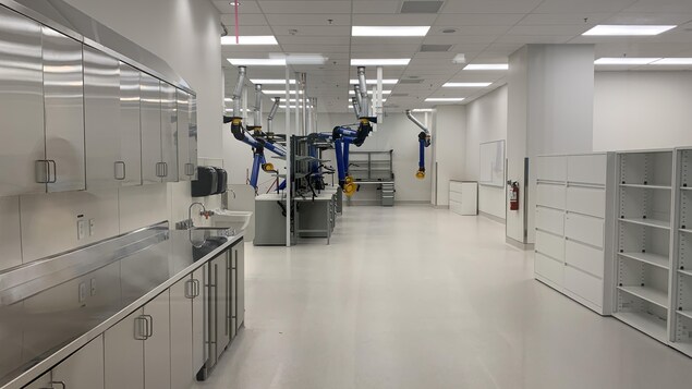Une salle avec des machines dans le nouveau Centre de traitement du cancer de Calgary. (Photo prise en décembre 2022)