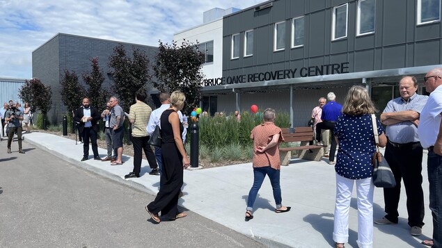Plusieurs personnes ont assisté le 6 juillet 2022 à une activité pour célébrer le premier anniversaire du centre de traitement des dépendances Bruce Oake à Winnipeg. 