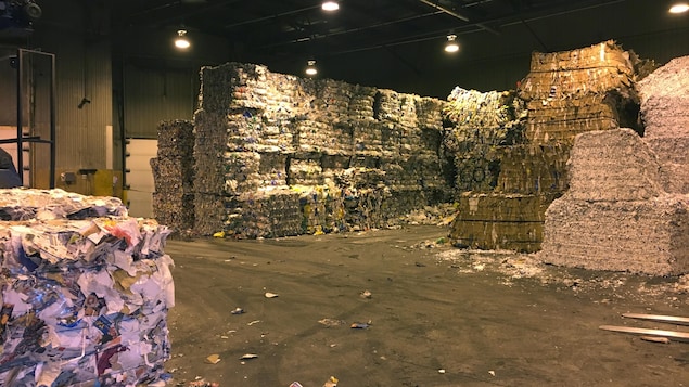 Des ballots de papier, de carton et de plastique au centre de tri de Saguenay Des ballots de papier, de carton et de plastique au centre de tri de Saguenay