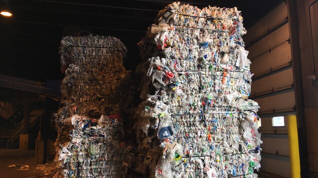 Des ballots de plastique au centre de tri à Saguenay Des ballots de plastique au centre de tri à Saguenay