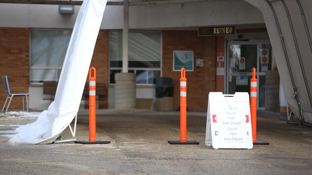 L'entrée d'un centre de dépistage avec des cônes orange, à Steinbach.