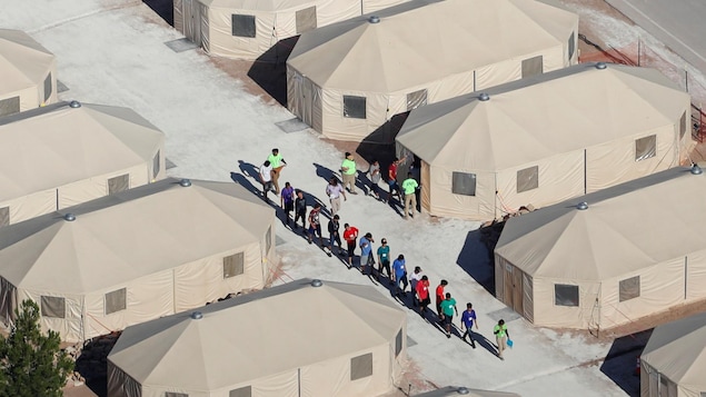 Les enfants immigrés, dont beaucoup ont été séparés de leurs parents dans le cadre d'une nouvelle politique de "tolérance zéro" de l'administration Trump, sont hébergés dans des tentes à deux pas de la frontière mexicaine à Tornillo, au Texas. Les enfants immigrés, dont beaucoup ont été séparés de leurs parents dans le cadre d'une nouvelle politique de "tolérance zéro" de l'administration Trump, sont hébergés dans des tentes à deux pas de la frontière mexicaine à Tornillo, au Texas.