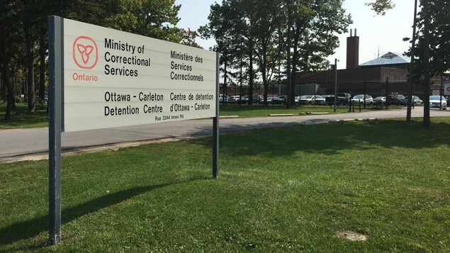 Sur une affiche devant la prison, on peut lire « ministère des Services correctionnels, Centre de détention d'Ottawa-Carleton ».