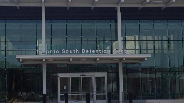 La façade du Centre de détention du sud de Toronto La façade du Centre de détention du sud de Toronto