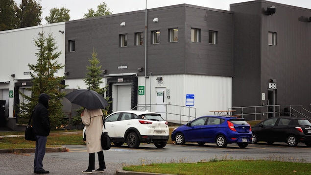 Le centre de distribution de l'Hôpital Fleurimont. Cet entrepôt dessert, en plus de l'hôpital, 118 autres clients extérieurs. Le centre de distribution de l'Hôpital Fleurimont. Cet entrepôt dessert, en plus de l'hôpital, 118 autres clients extérieurs.