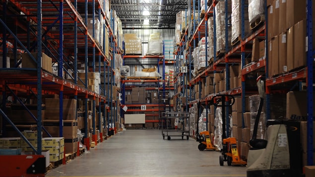 Près de 2000 items à gros volume, comme les fournitures médicales ou les produits nettoyants, sont entreposés au centre de distribution. Près de 2000 items à gros volume, comme les fournitures médicales ou les produits nettoyants, sont entreposés au centre de distribution.