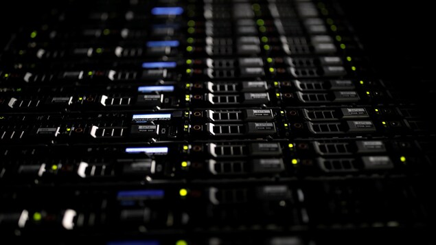 On voit les serveurs informatiques en gros plan, avec des diodes qui s'illuminent. On voit les serveurs informatiques en gros plan, avec des diodes qui s'illuminent.