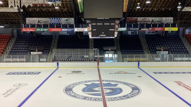 Une patinoire de hockey dans un aréna.