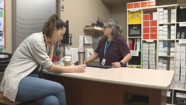 Une infirmière et une employée dans la réception d'un centre d'injection supervisée