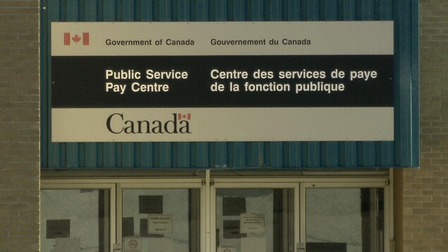 Un écriteau annonce l'entrée de l'immeuble. Un écriteau annonce l'entrée de l'immeuble.