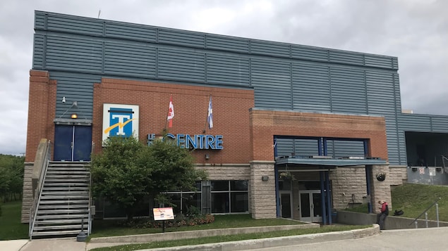 Un bâtiment en briques avec le logo de la Ville de Témiscamingue indique Le Centre.