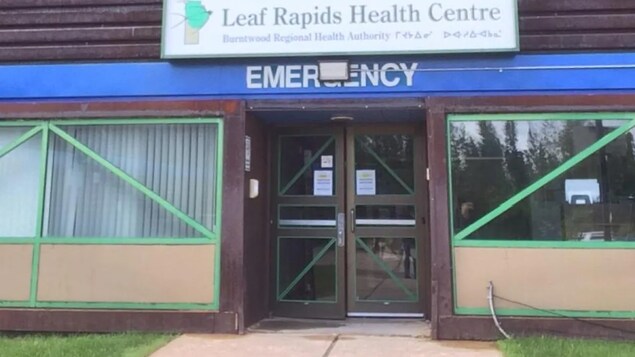 Le Centre de santé de Leafs Rapids dans un paysage d'été