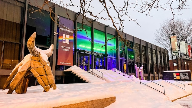 La façade du Centre Segal à Montréal est illuminée par une lumière verte.