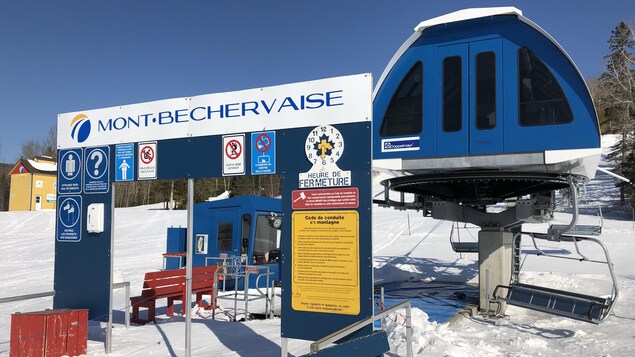 Les télésièges du centre de ski sont immobilisés.