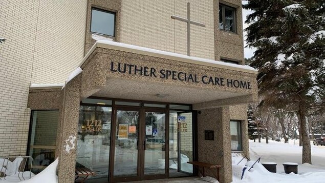 Gros plan sur l'entrée du centre de soins longue durée Luther Special Care Home de Saskatoon.