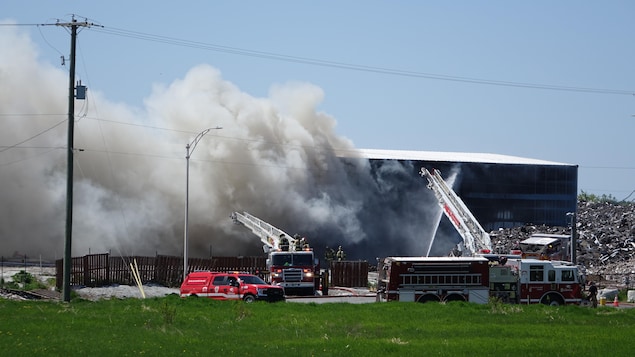 La police de Gatineau enquête sur un incendie majeur au centre de tri Forget