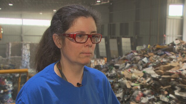 Nathalie Caouette devant des matières recyclables.