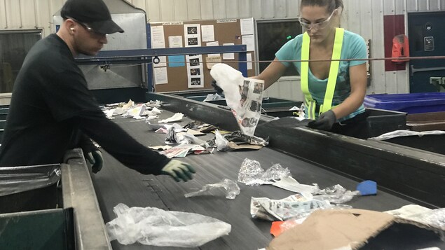 Des employés font le tri chez Recup Estrie.