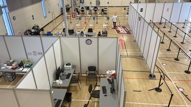 Un centre de vaccination dans un gymnase.