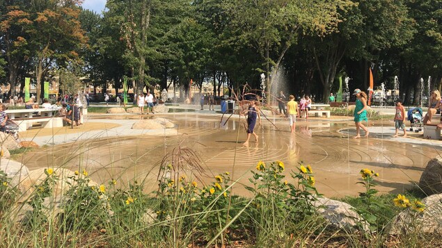 Des jeux d'eau à la place Jean-Béliveau. Des jeux d'eau à la place Jean-Béliveau.