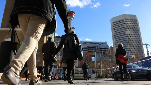 Des piétons marchent au centre-ville de Calgary.