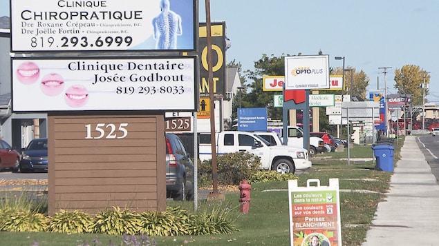 Plusieurs commerçants ont choisi d'établir leur entreprise sur le boulevard Louis-Fréchette plutôt qu'au centre-ville de Trois-Rivières. Plusieurs commerçants ont choisi d'établir leur entreprise sur le boulevard Louis-Fréchette plutôt qu'au centre-ville de Trois-Rivières.