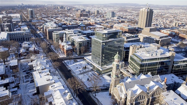 Prise de vue aérienne du centre-ville de Québec en hiver.
