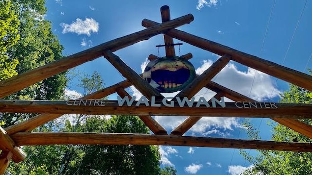 Le portail d'entrée du Centre Walgwan, en Gaspésie.