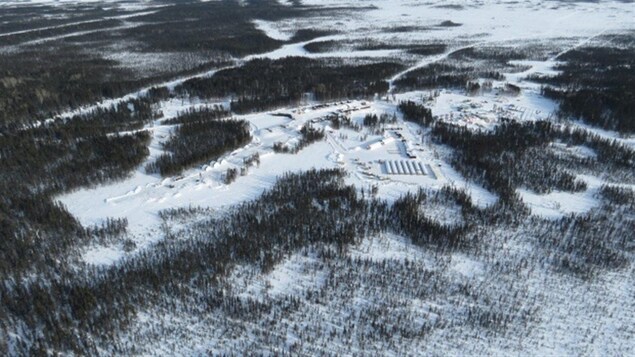 Le Cercle de feu est situé à environ 540 km au nord de Thunder Bay et à environ 240 km à l'ouest de la baie James.