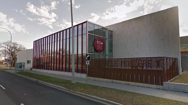 Un grand bâtiment en long, avec de grandes vitres et un logo qui indique « TCM Théâtre Cercle Molière », vu de l'extérieur un jour d'automne.