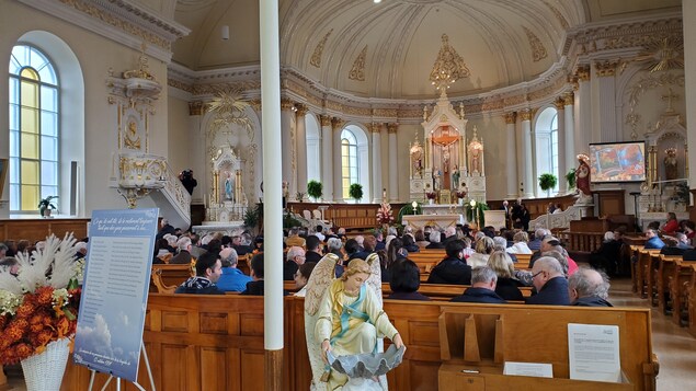 Une église aux sièges remplis.