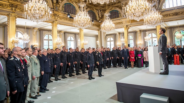Le président français Emmanuel Macron prononce un discours devant la brigade des pompiers parisiens et les forces de sécurité ayant participé aux opérations d'extinction lors de l'incendie de la cathédrale Notre-Dame de Paris, à l'Elysée, le 18 avril 2019.